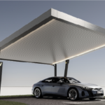 Moderner Solar-Carport mit integrierten Photovoltaikmodulen und Elektroauto-Ladestation